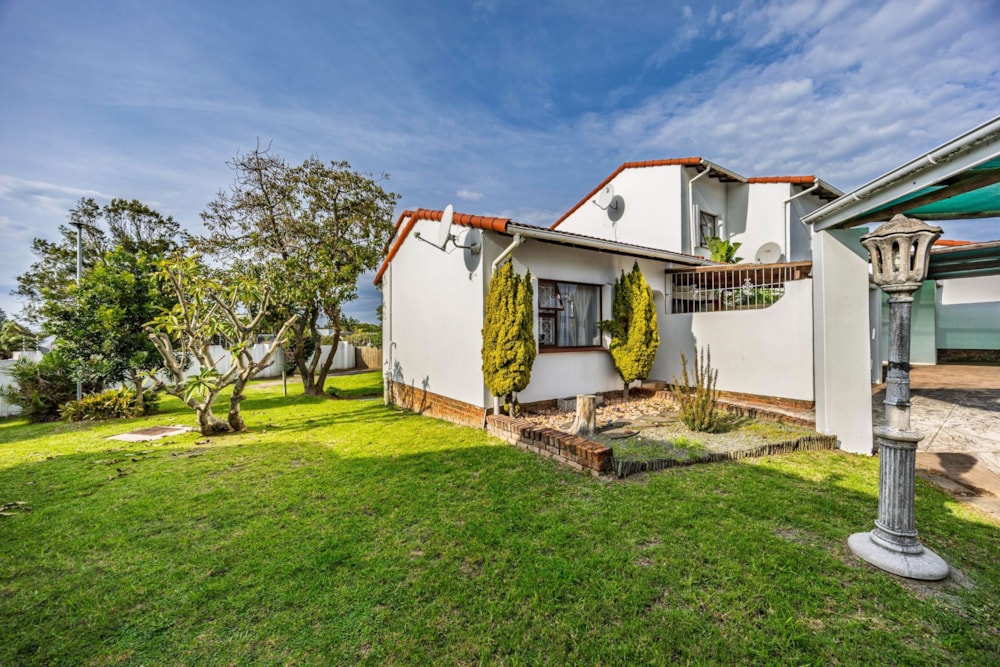 Townhouse for sale in Beacon Bay - 1EZ1738009