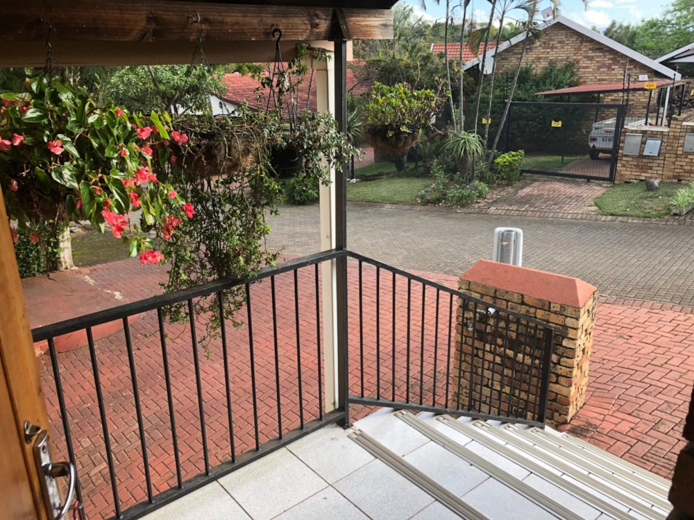 Security complex home for sale in West Acres - 1NS1738473