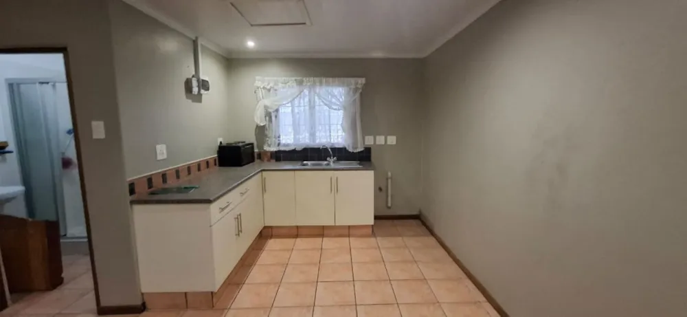 Bachelor apartment let in Hillcrest, Upper Highway - 1KF1735577