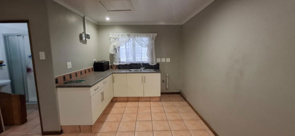 Bachelor apartment to rent in Hillcrest, Upper Highway - 1KF1735577