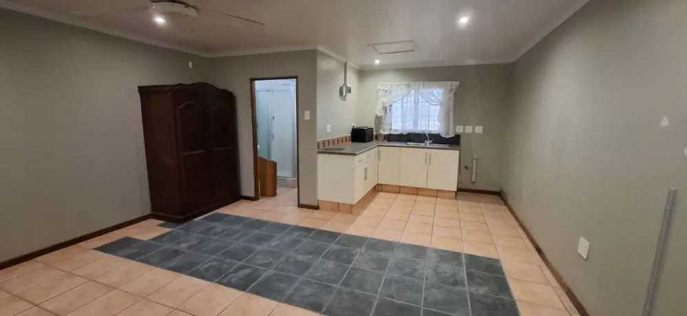 Bachelor apartment let in Hillcrest, Upper Highway - 1KF1735577