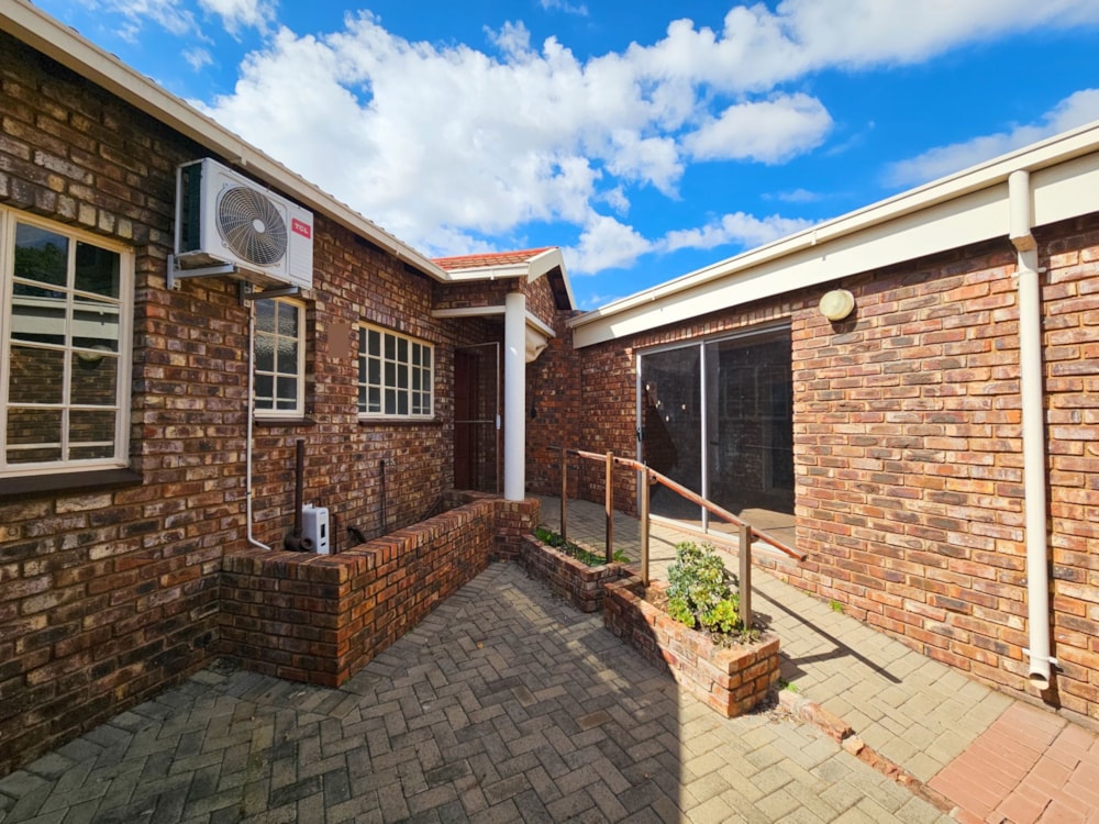 Townhouse for sale in Uitsig, Bloemfontein - 1BX1737854
