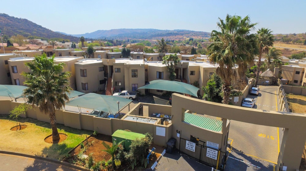 Townhouse to rent in Glenvista - 1GV1740177