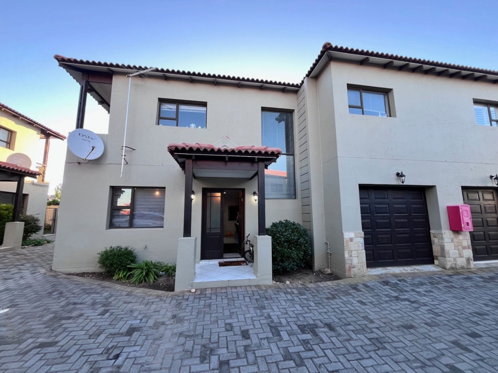 Double-storey apartment for sale in Ferreira Town - 1JF1740066