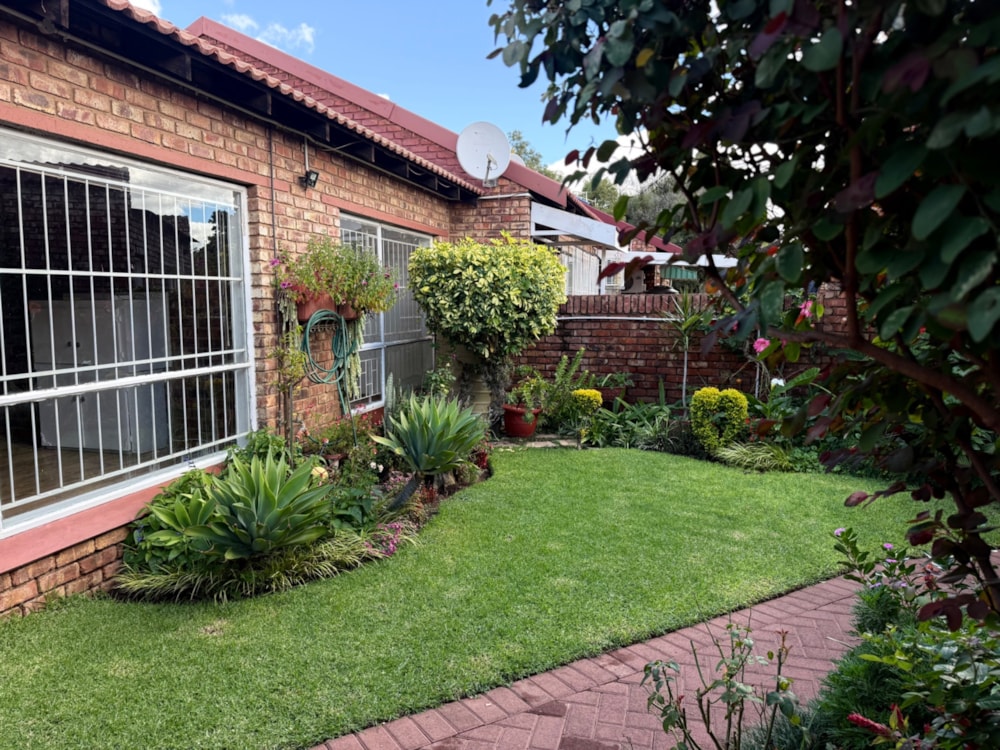 Townhouse to rent in New Park - 1KJ1738596