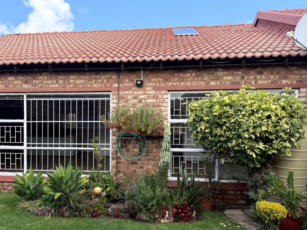 Townhouse to rent in New Park - 1KJ1738596