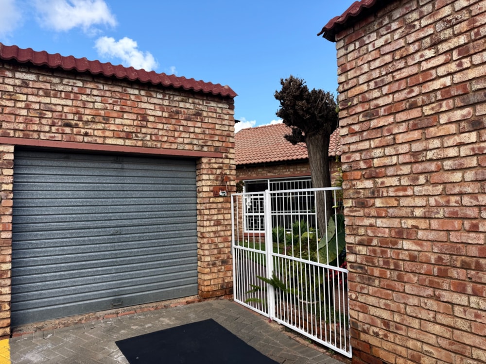 Townhouse to rent in New Park - 1KJ1738596