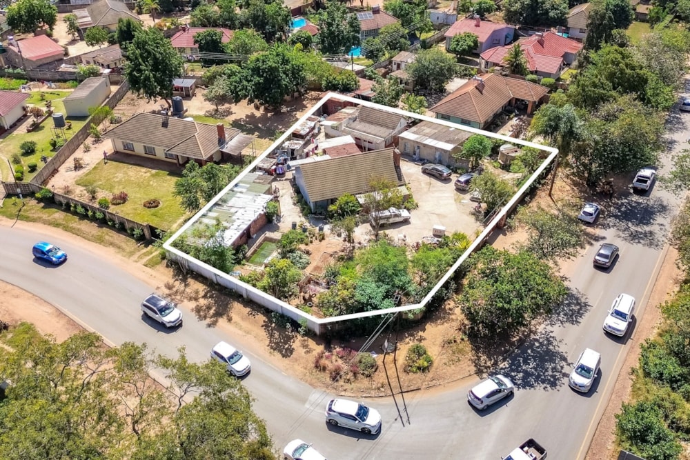House for sale in Braeside, Zimbabwe - 3ZB1738632 House for sale in Braeside, Zimbabwe - 3ZB1738632