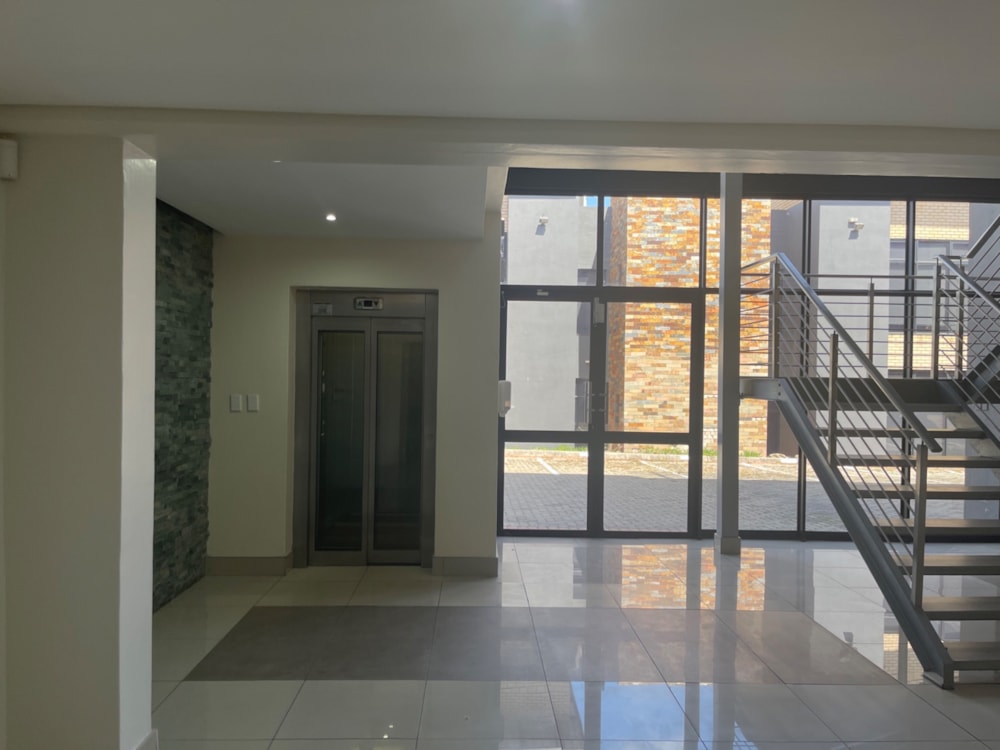 Commercial office for sale in Die Hoewes - PT1738801