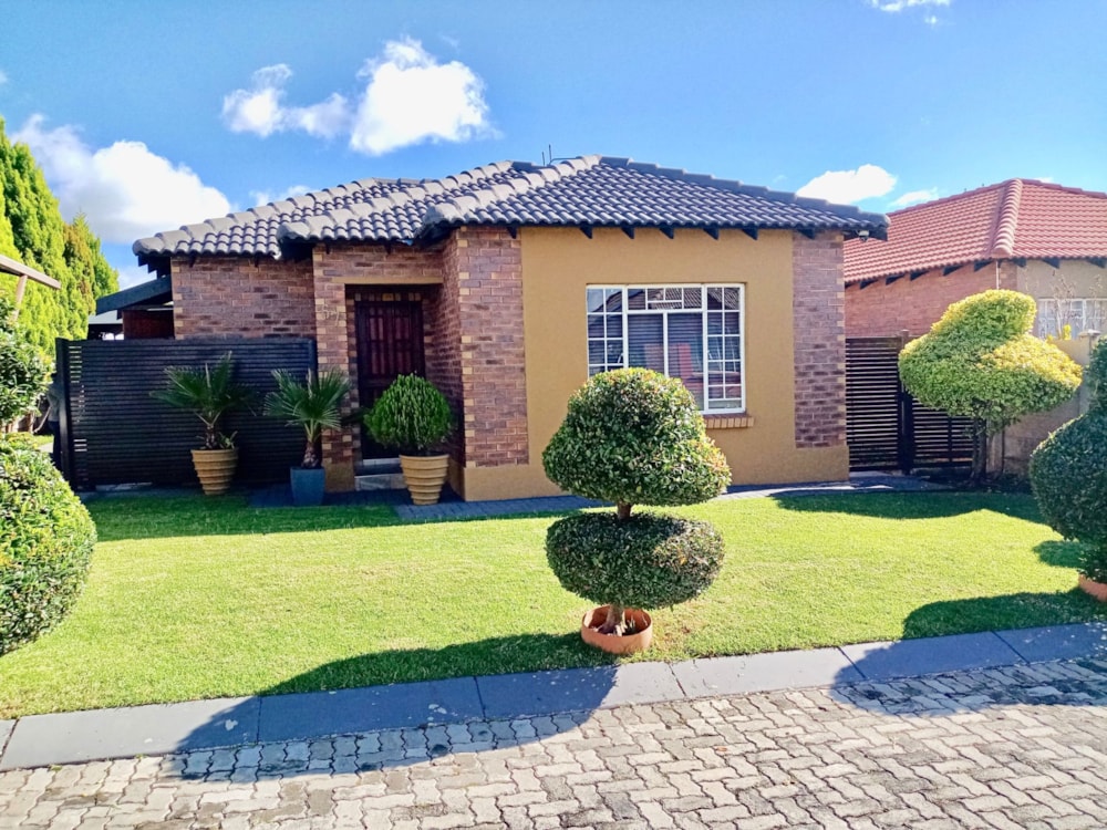 Security complex home let in Waterval East - 1RU1738893