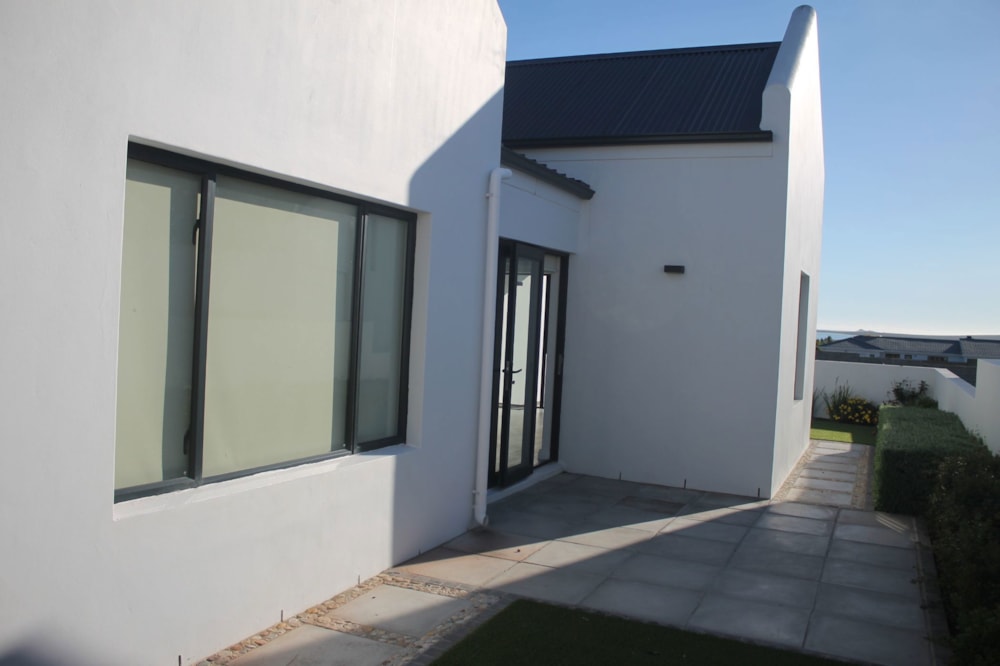 House for sale in Middedorp, Langebaan - LA1739401 House for sale in Middedorp, Langebaan - LA1739401
