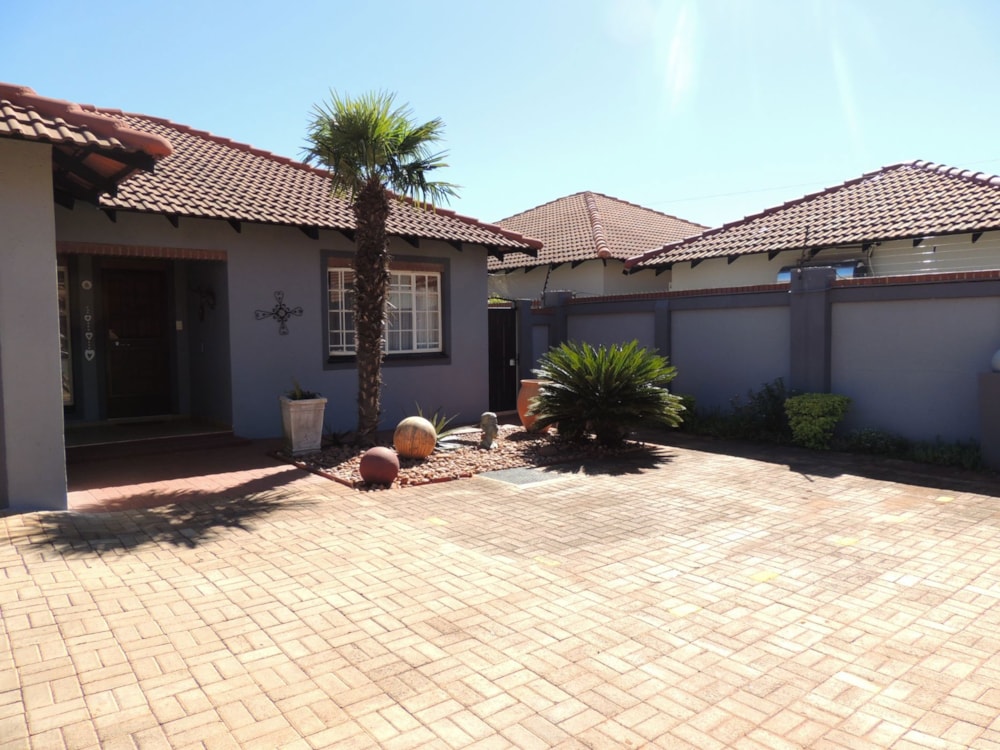 Townhouse for sale in Mookgopong (Naboomspruit) - 1MDM1739398