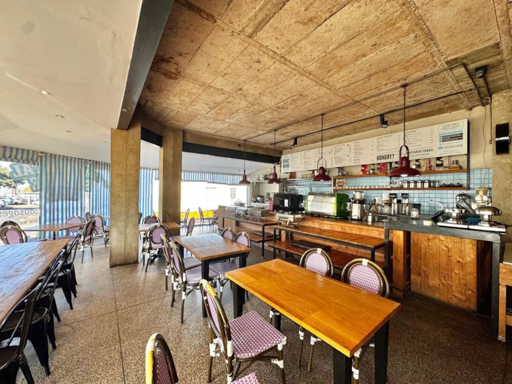 Commercial retail property to rent in Essenwood - 1DA1739473