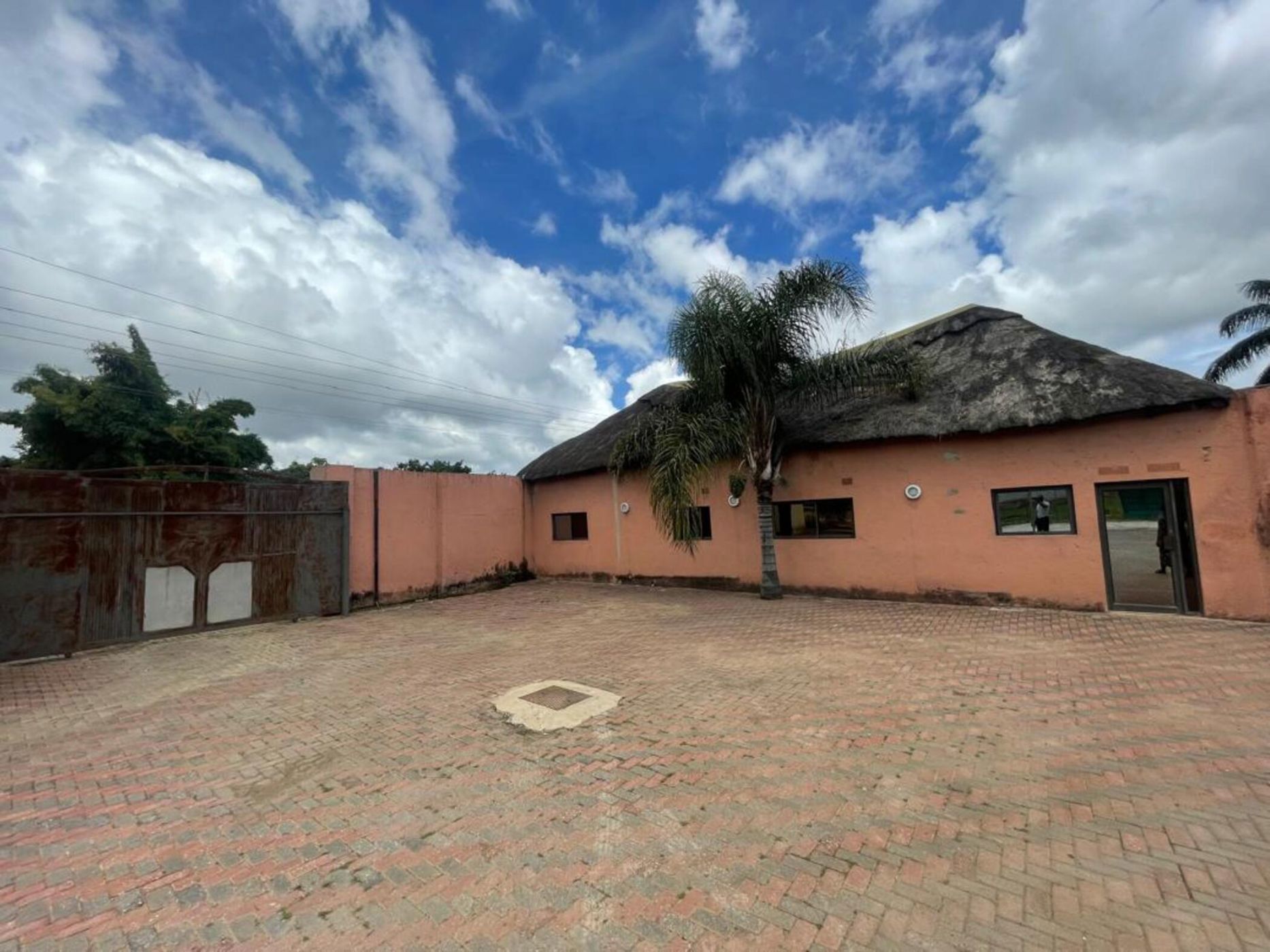 City hotel for sale in Makeni, Zambia - 3ZA1740550