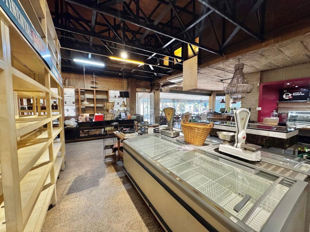 Commercial retail property to rent in Essenwood - 1DA1739739