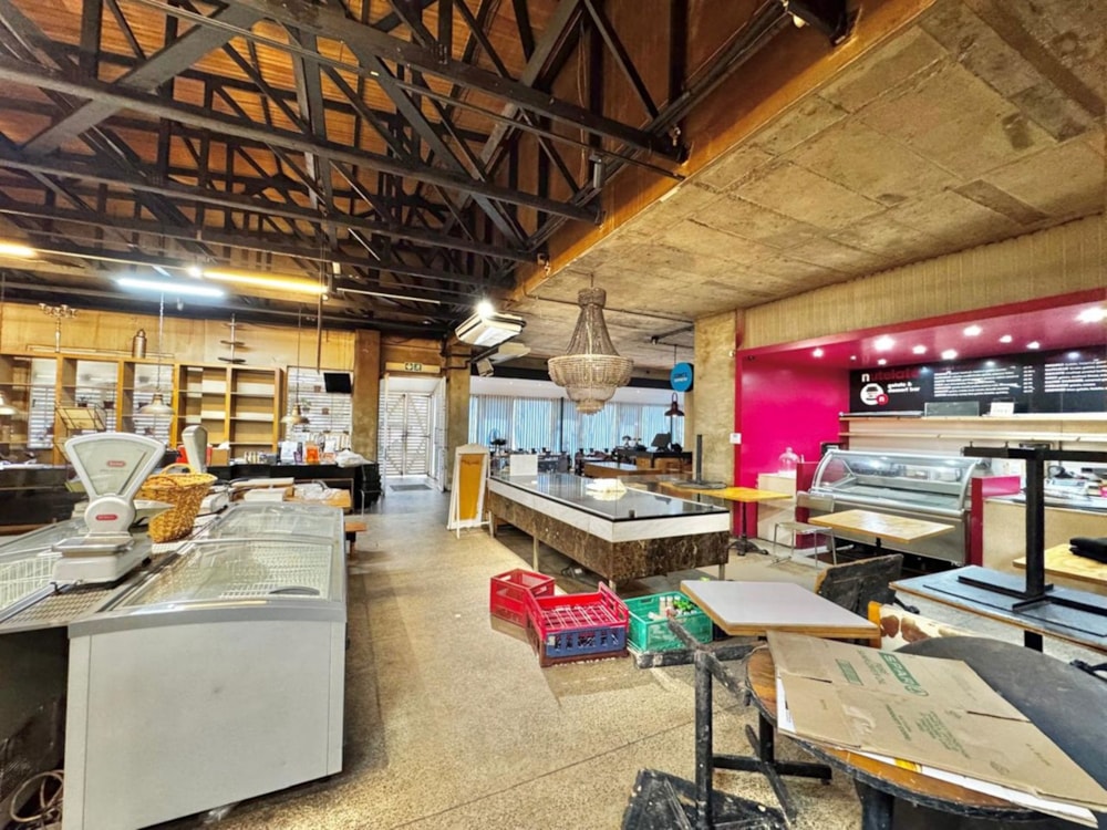Commercial retail property to rent in Essenwood - 1DA1739739