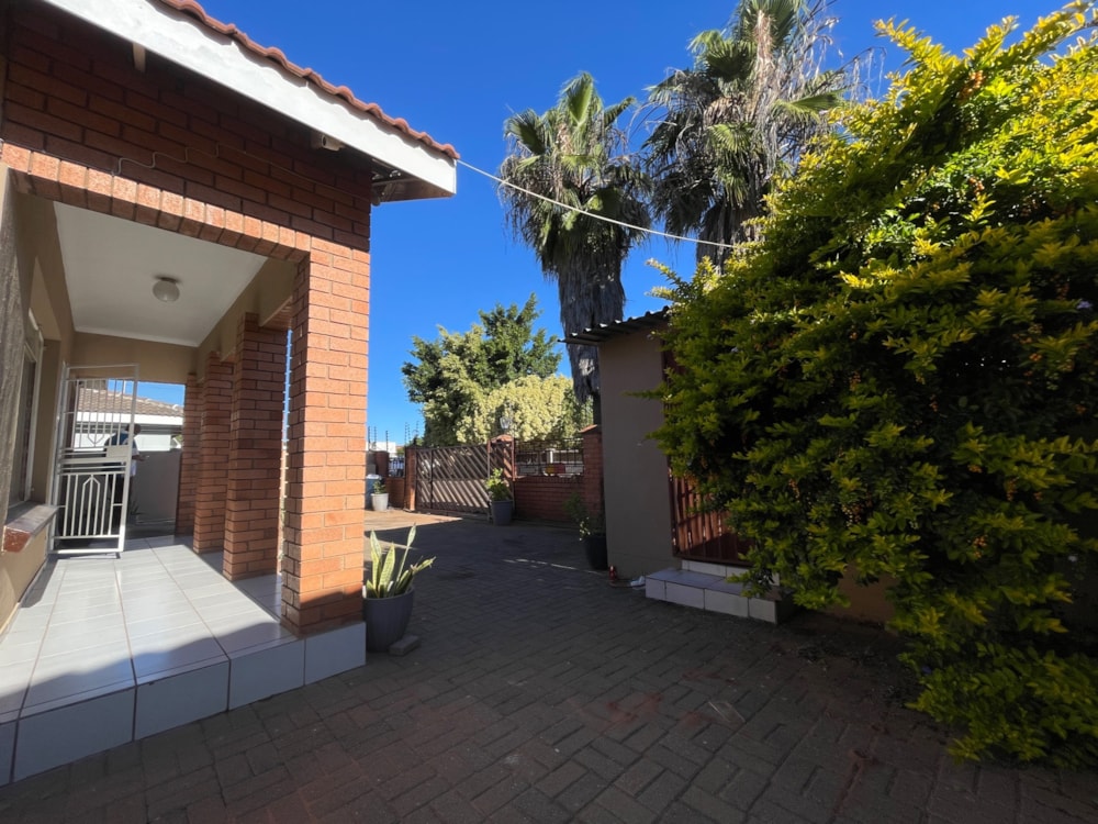 House for sale in Block 8, Botswana - 3BO1740328 House for sale in Block 8, Botswana - 3BO1740328