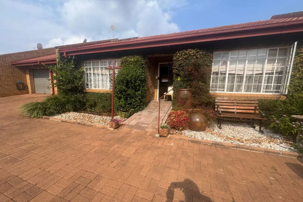 Townhouse for sale in Middelburg Central (Mpumalanga Central)  - 1MD1740343