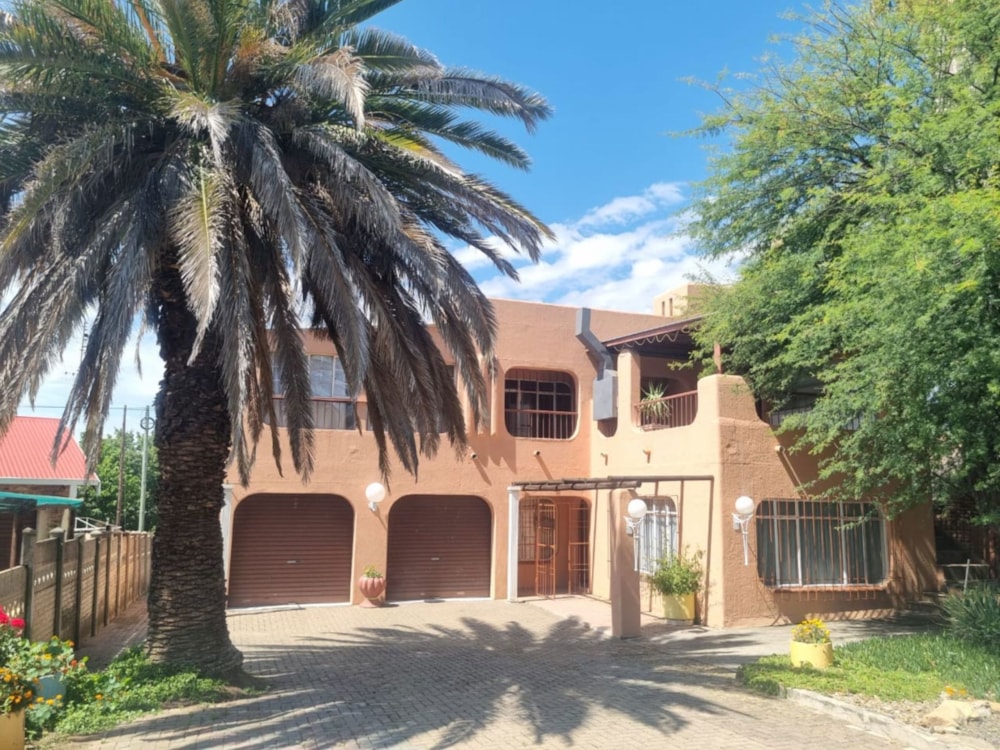 Double-storey house for sale in Uitsig, Kroonstad - 1WM1740446 Double-storey house for sale in Uitsig, Kroonstad - 1WM1740446