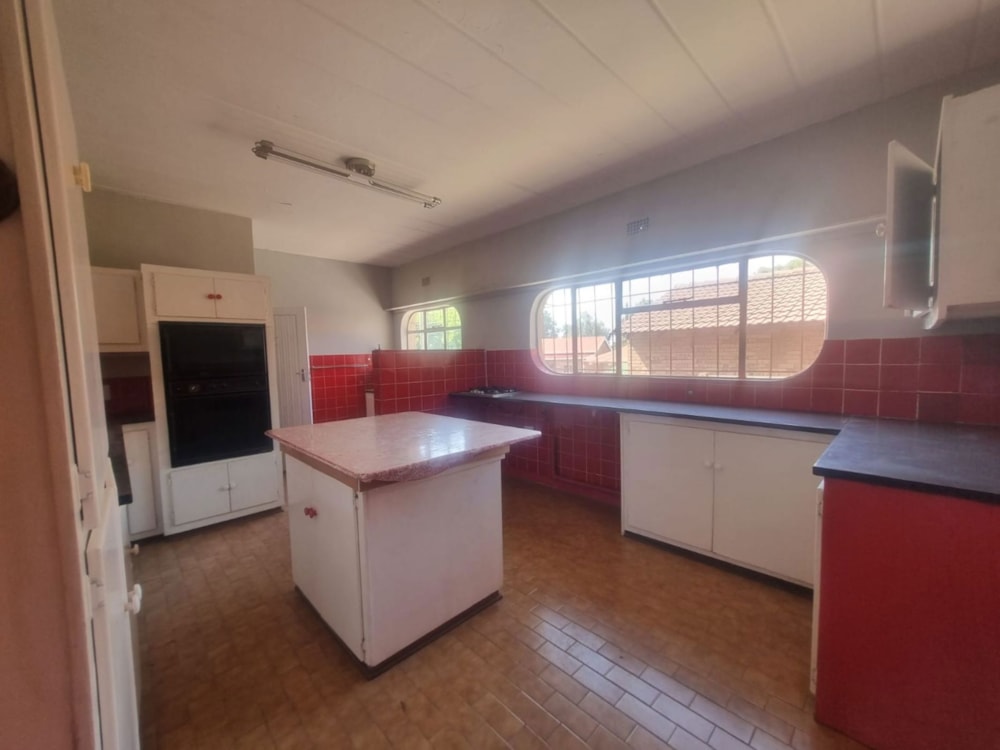 Double-storey house for sale in Uitsig, Kroonstad - 1WM1740446 Double-storey house for sale in Uitsig, Kroonstad - 1WM1740446