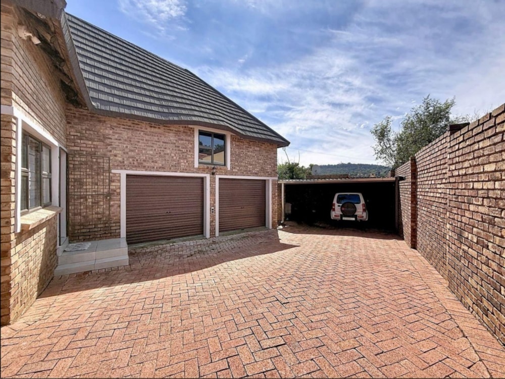 Double-storey house for sale in Faerie Glen - PT1739228