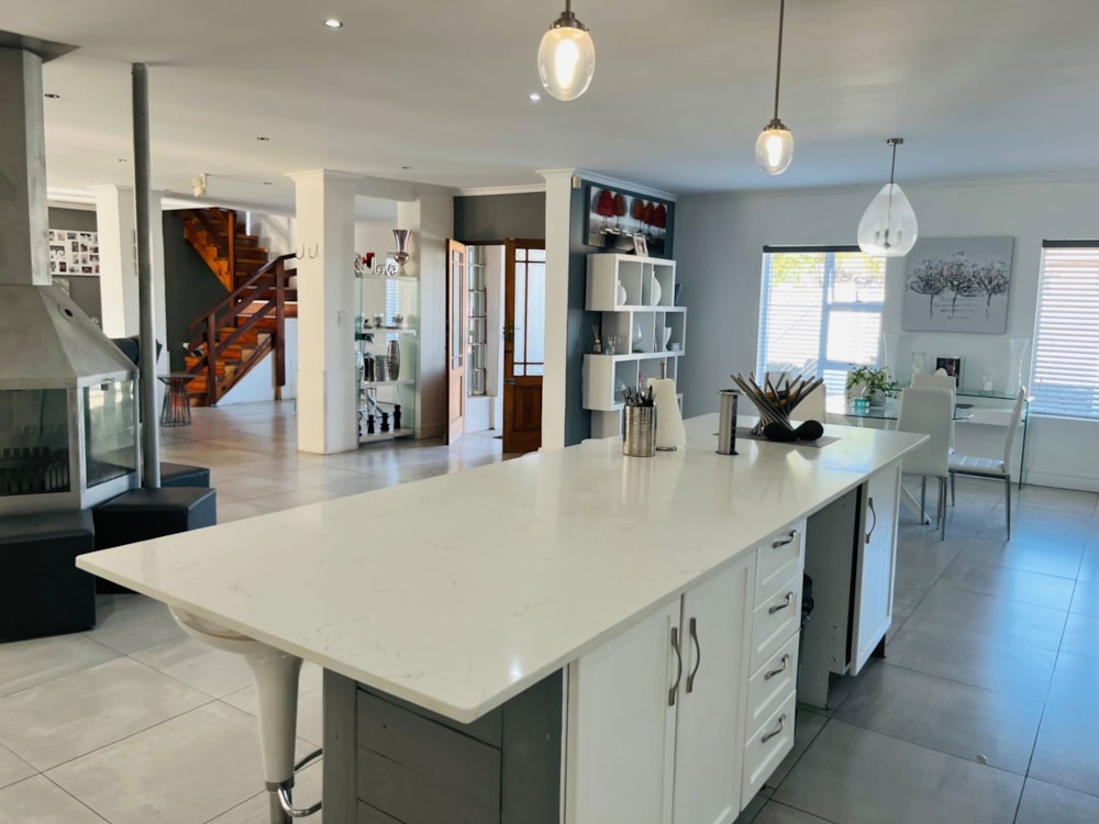 Double-storey house for sale in Rouxville, Kuils River - 1KV1741042 Double-storey house for sale in Rouxville, Kuils River - 1KV1741042