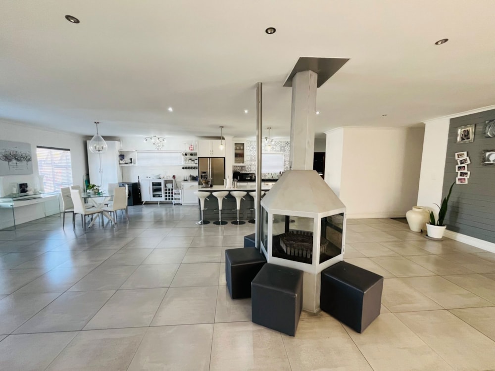 Double-storey house for sale in Rouxville, Kuils River - 1KV1741042 Double-storey house for sale in Rouxville, Kuils River - 1KV1741042