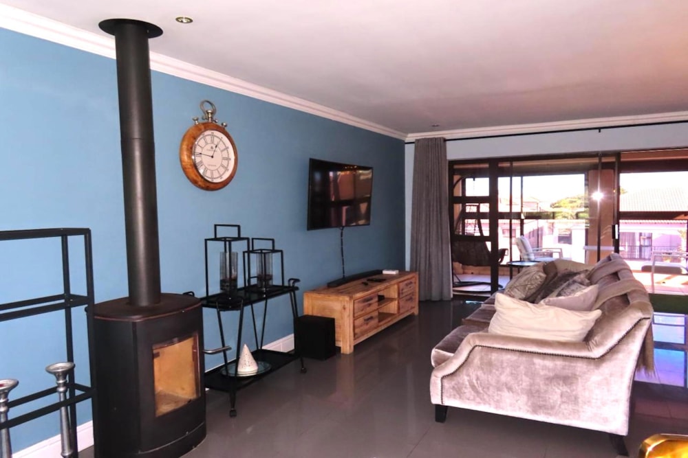 Townhouse to rent in Big Bay - 1TV1743531