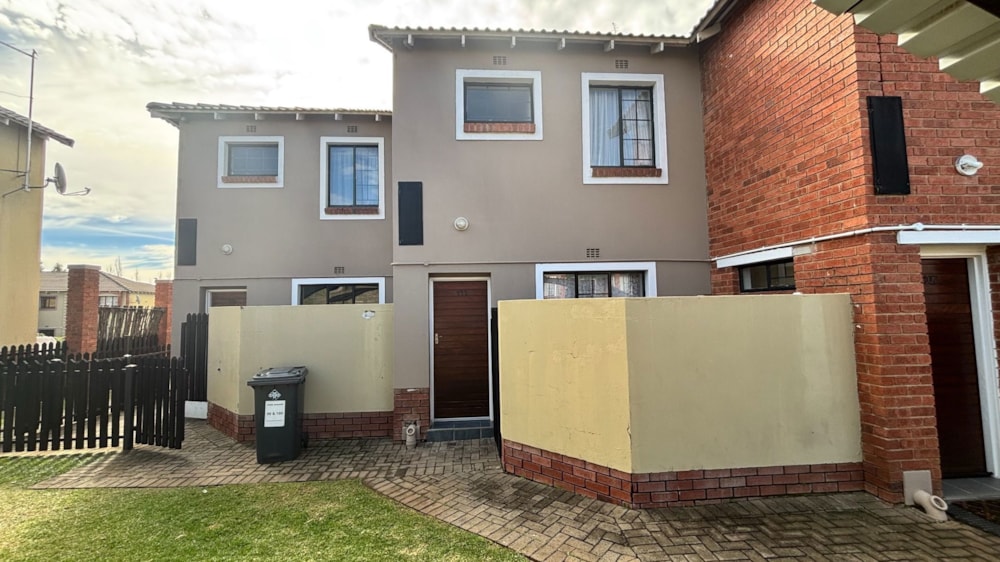 Townhouse for sale in Hillside, Bloemfontein - 1BX1742762