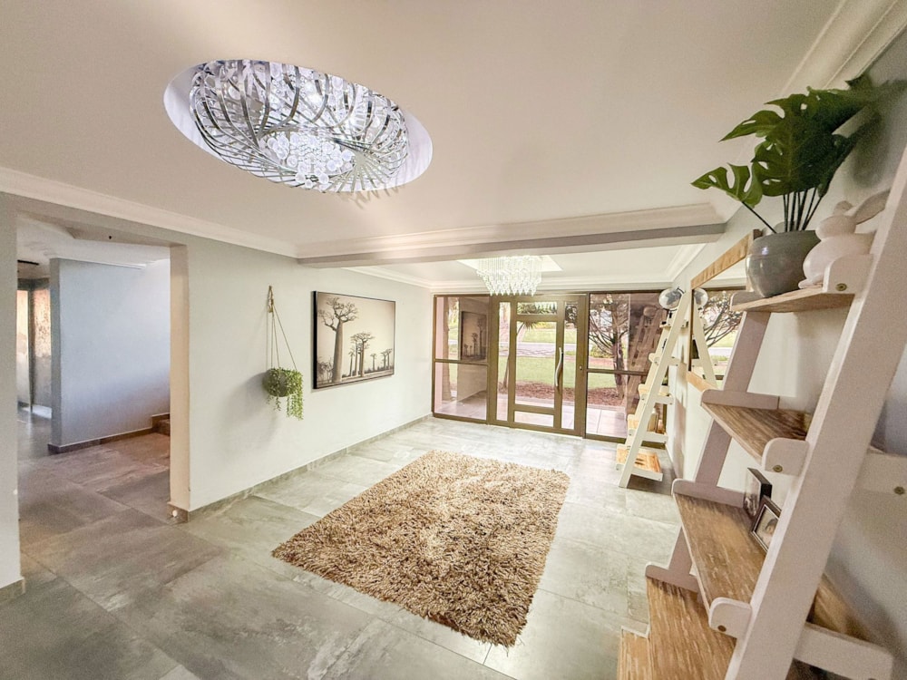Double-storey house for sale in Woodland Hills - 1BX1742112