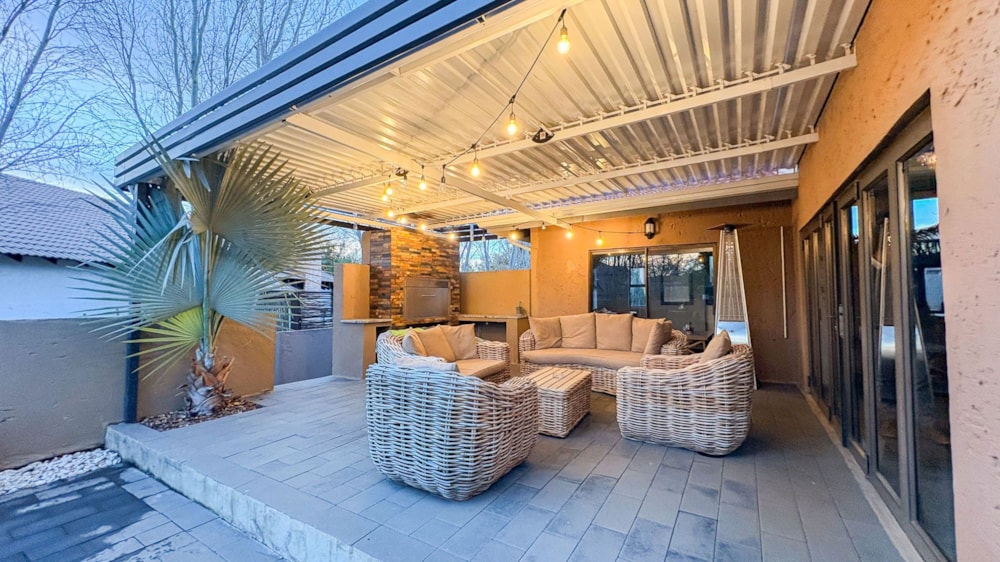 Double-storey house for sale in Woodland Hills - 1BX1742112