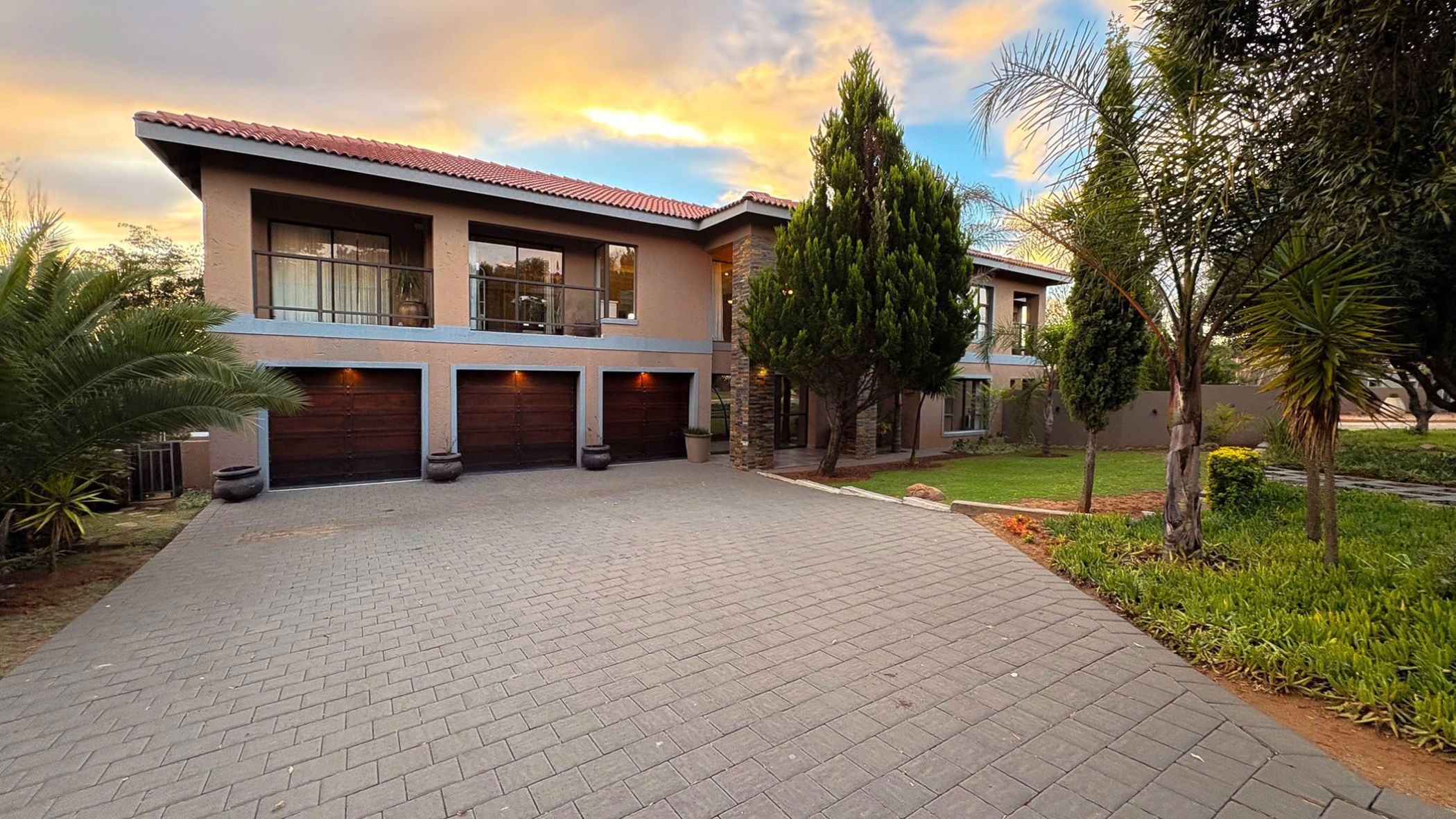 Double-storey house for sale in Woodland Hills - 1BX1742112