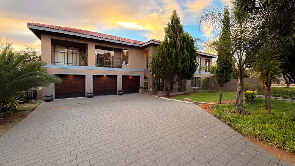 Double-storey house for sale in Woodland Hills - 1BX1742112