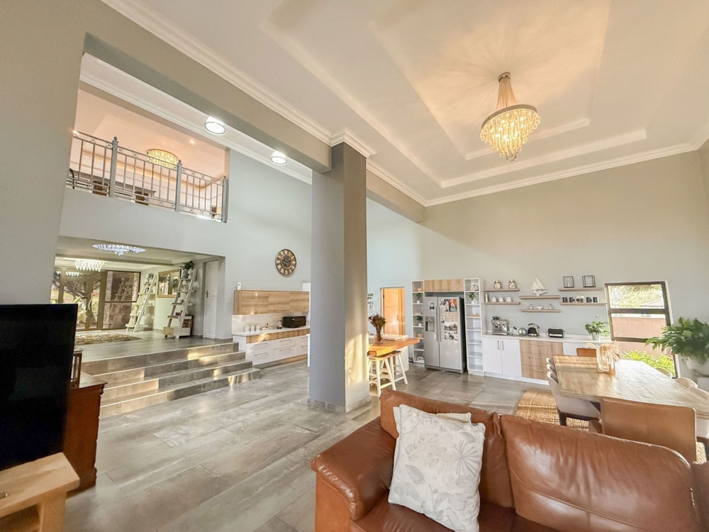 Double-storey house for sale in Woodland Hills - 1BX1742112