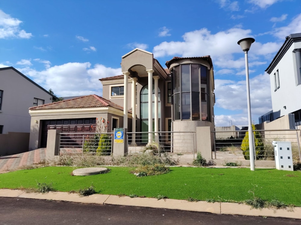 Double-storey house for sale in Bendor Park - 1PS1717274 Double-storey house for sale in Bendor Park - 1PS1717274