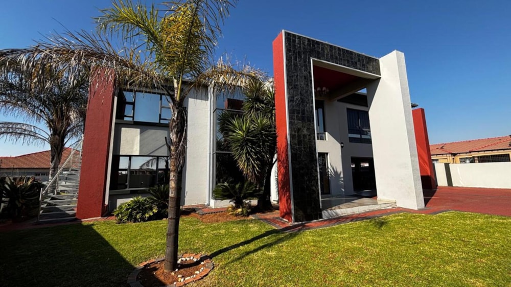 Double-storey house to rent in Aerorand - 1MD1742657 Double-storey house to rent in Aerorand - 1MD1742657