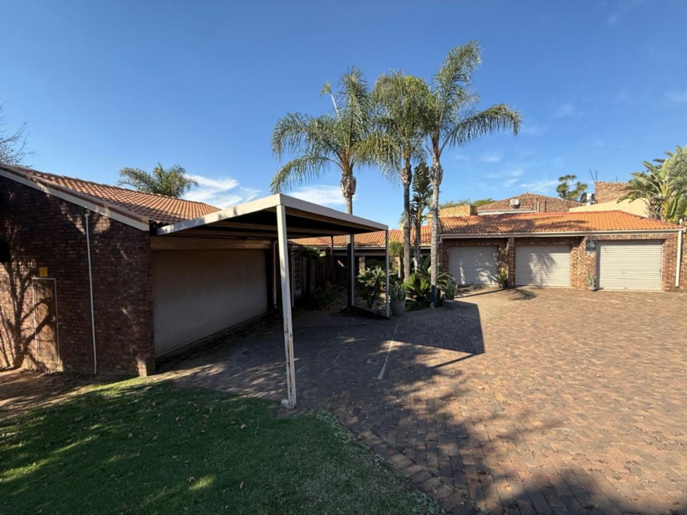 Double-storey house for sale in Die Heuwel - 1WD1741756 Double-storey house for sale in Die Heuwel - 1WD1741756