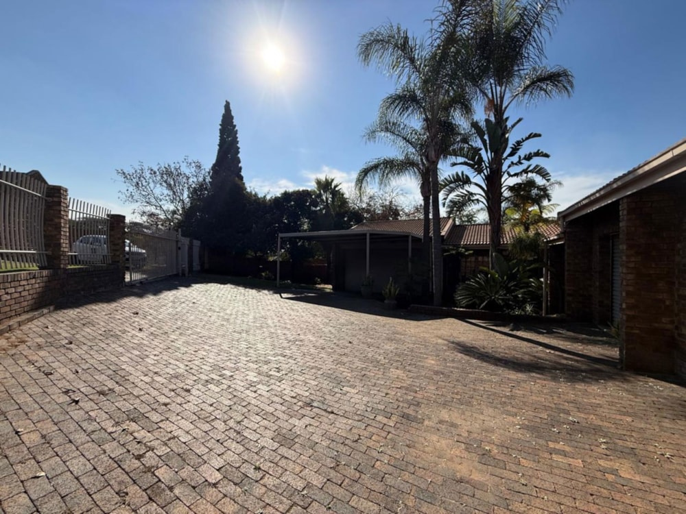 Double-storey house for sale in Die Heuwel - 1WD1741756 Double-storey house for sale in Die Heuwel - 1WD1741756