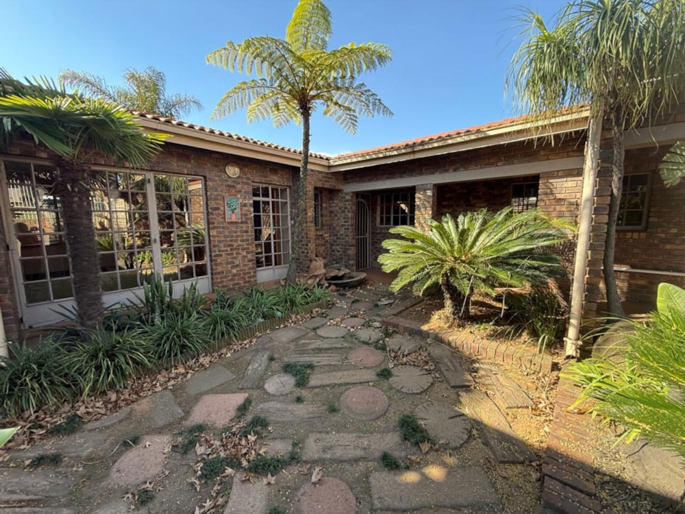 Double-storey house for sale in Die Heuwel - 1WD1741756 Double-storey house for sale in Die Heuwel - 1WD1741756