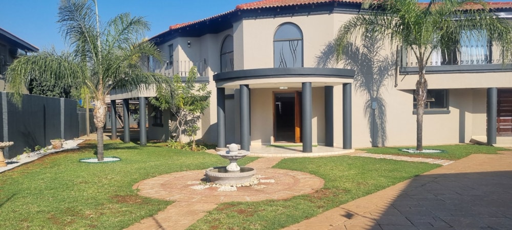 Double-storey house for sale in Roylglen - 1KJ1741525 Double-storey house for sale in Roylglen - 1KJ1741525