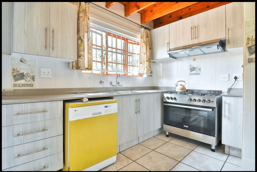 Townhouse for sale in Faerie Glen - PT1741967