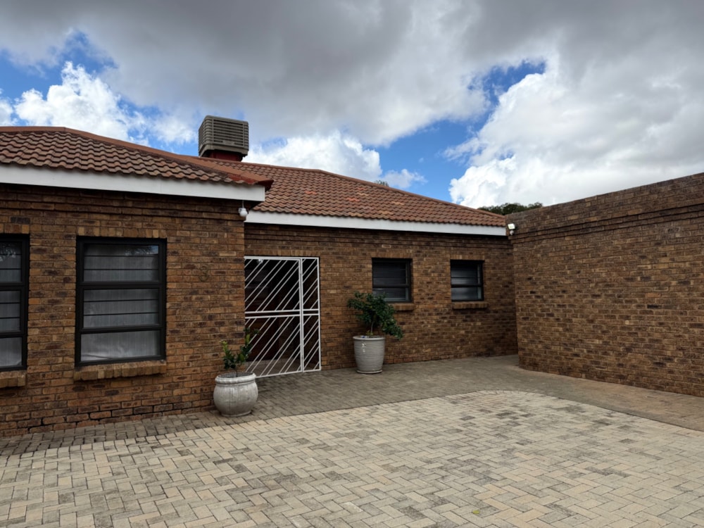 Townhouse for sale in Kimberley - 1KJ1742101