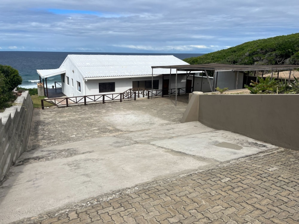 Beach resort for sale in Praia de Zavora, Mozambique - 3MQ1742712