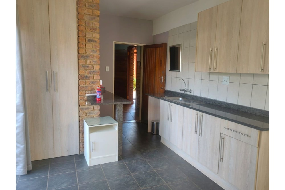 Studio apartment to rent in Kempton Park - ENL1743164