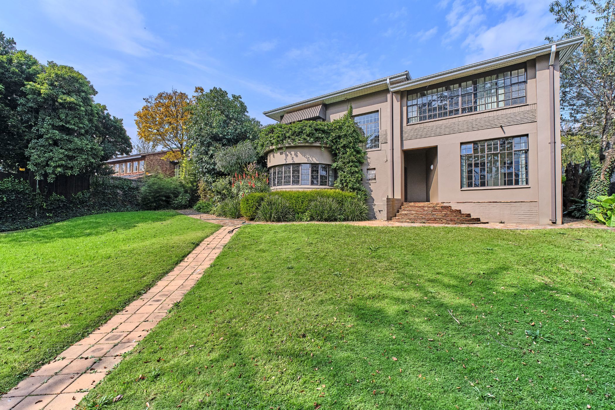 Double-storey house to rent in Parktown - JBL1743184