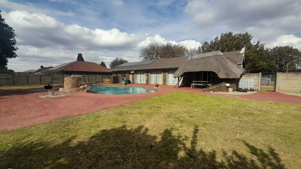 Double-storey house for sale in Vanderbijlpark SE 6 - 1VT1743746 Double-storey house for sale in Vanderbijlpark SE 6 - 1VT1743746
