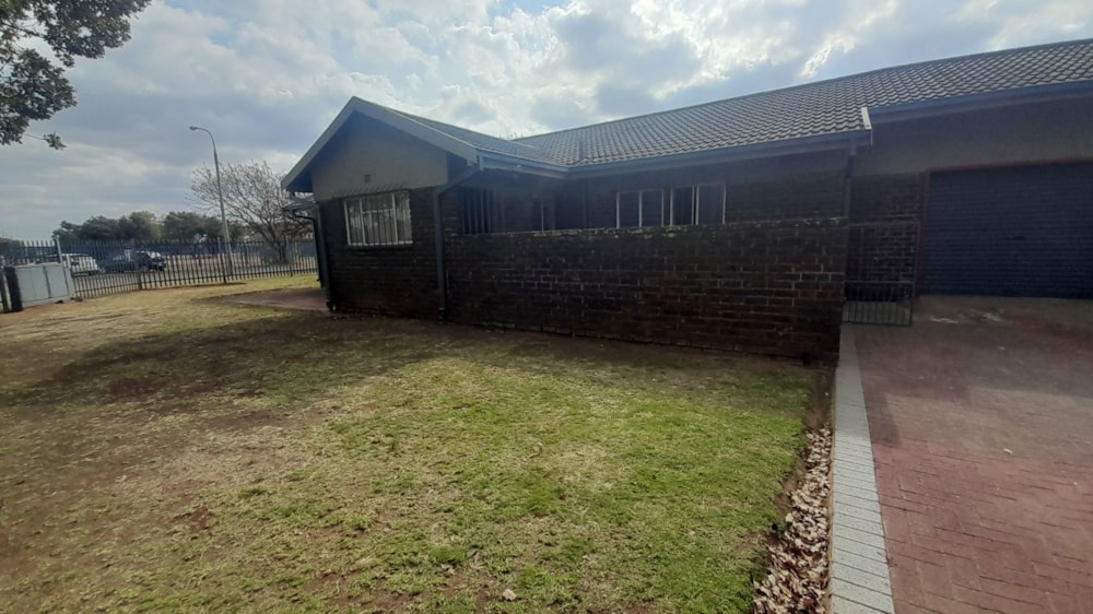 Double-storey house for sale in Vanderbijlpark SE 6 - 1VT1743746 Double-storey house for sale in Vanderbijlpark SE 6 - 1VT1743746
