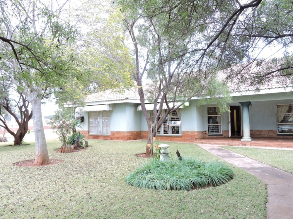Mixed use farm for sale in Swartruggens - 1RU1743833