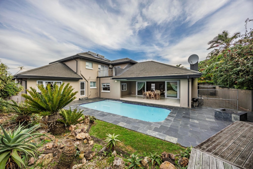 Double-storey house for sale in Nahoon Beach - 1EZ1743238 Double-storey house for sale in Nahoon Beach - 1EZ1743238