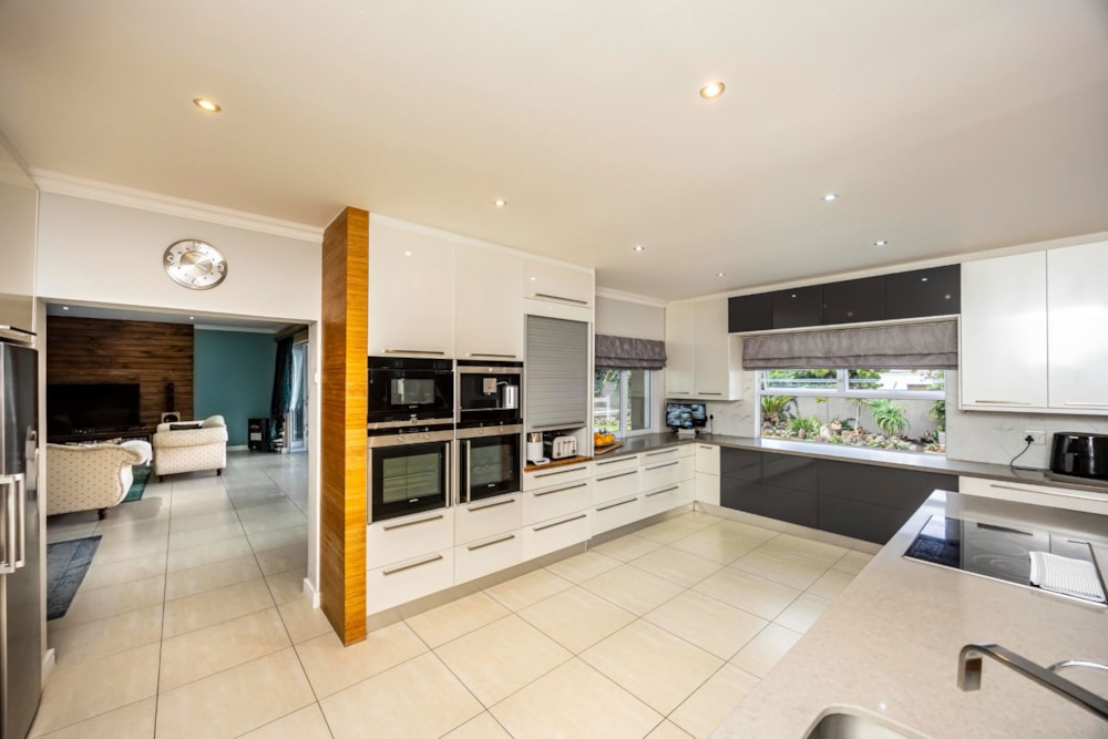 Double-storey house for sale in Nahoon Beach - 1EZ1743238 Double-storey house for sale in Nahoon Beach - 1EZ1743238